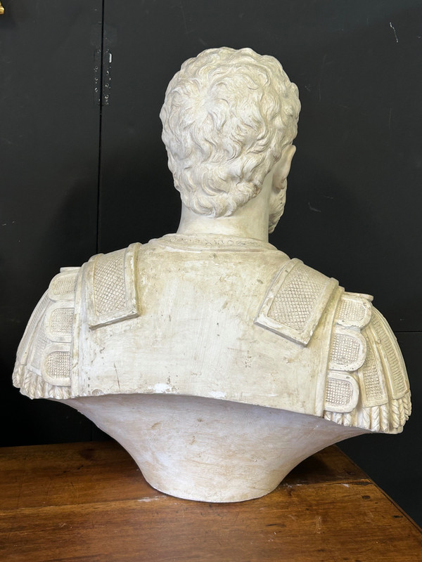 Grande ritratto di imperatore romano con corazza - Scultura in gesso del XX secolo