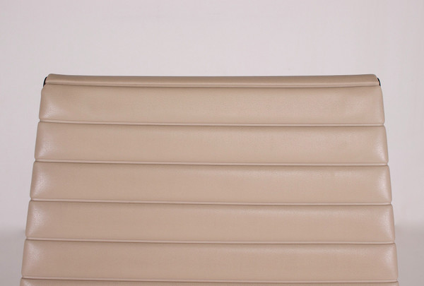 Poltrona girevole EA 124 in alluminio di Charles & Ray Eames Herman Miller.