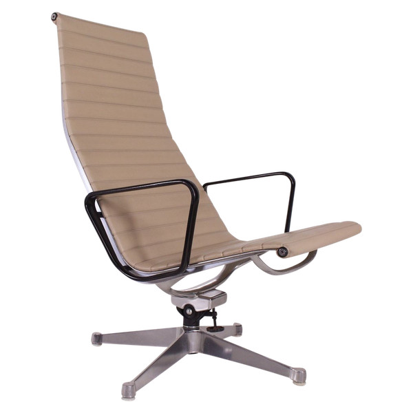 Poltrona girevole EA 124 in alluminio di Charles & Ray Eames Herman Miller.