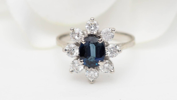Bague entourage en or blanc, saphir ovale et diamants 