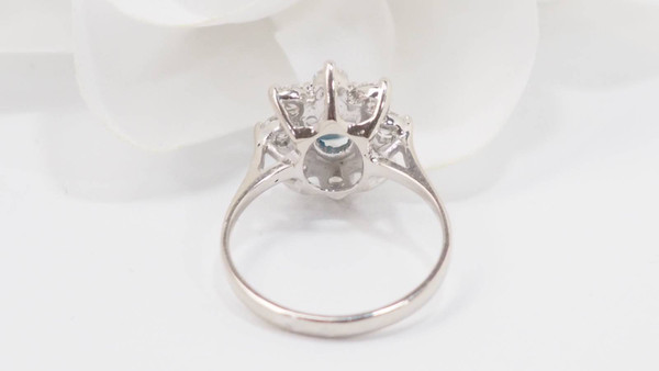 Bague entourage en or blanc, saphir ovale et diamants 