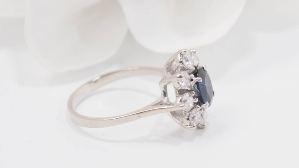 Bague entourage en or blanc, saphir ovale et diamants 