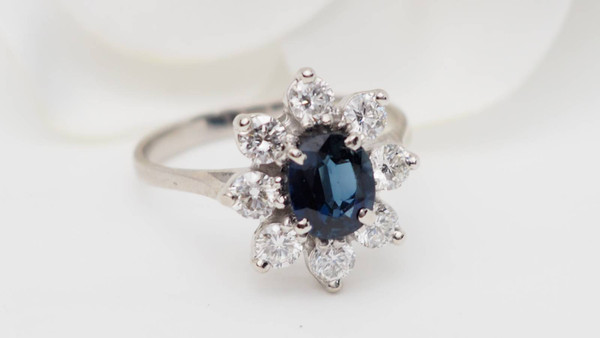 Bague entourage en or blanc, saphir ovale et diamants 