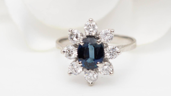 Bague entourage en or blanc, saphir ovale et diamants 