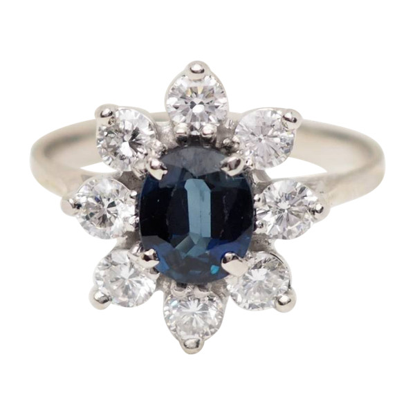 Bague entourage en or blanc, saphir ovale et diamants 