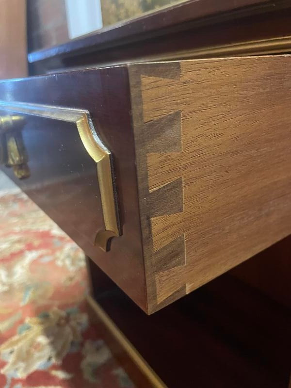Paire de tables de chevet en acajou et laiton
