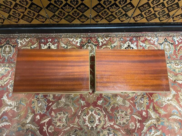 Paire de tables de chevet en acajou et laiton