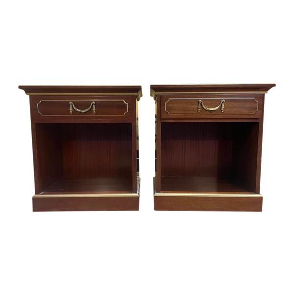 Paire de tables de chevet en acajou et laiton
