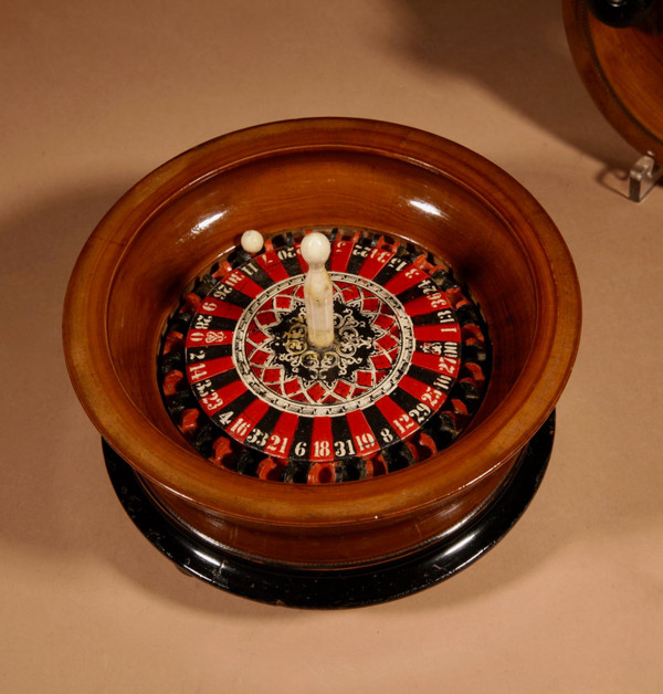  Interessante roulette da viaggio in legno tornito.