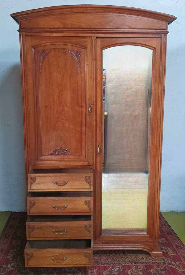 Armadio in noce intagliato Art Nouveau