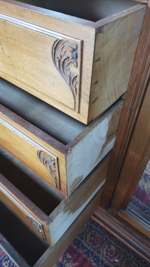 Armadio in noce intagliato Art Nouveau