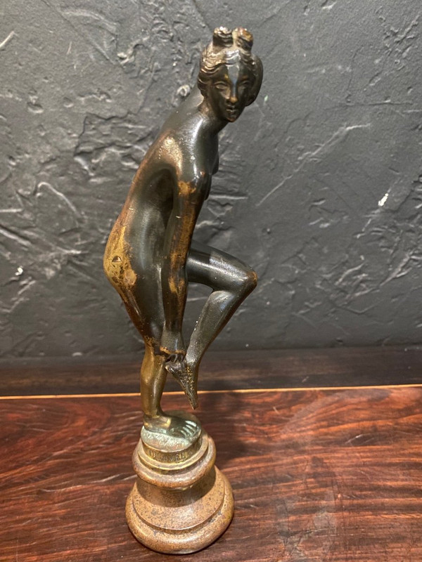 Scultura in bronzo - Venere che si toglie il sandalo - Francia - XVIII secolo (O Ant.)