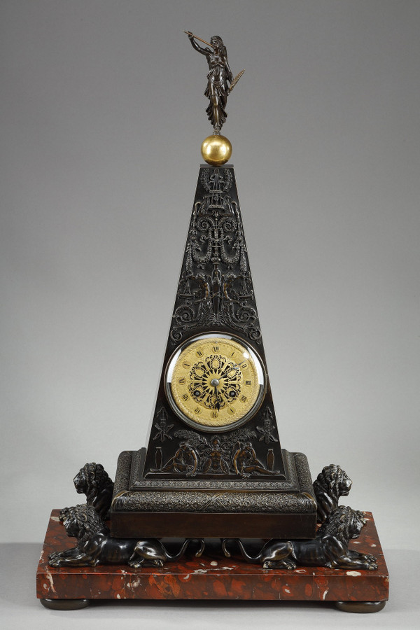 Obelisk-Pendeluhr aus patinierter und vergoldeter Bronze, Charles X