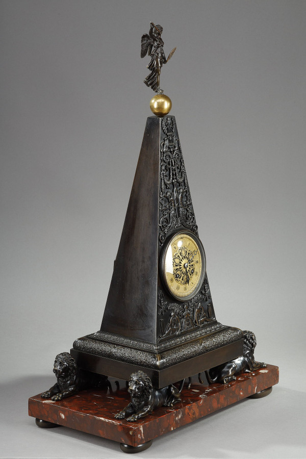 Obelisk-Pendeluhr aus patinierter und vergoldeter Bronze, Charles X