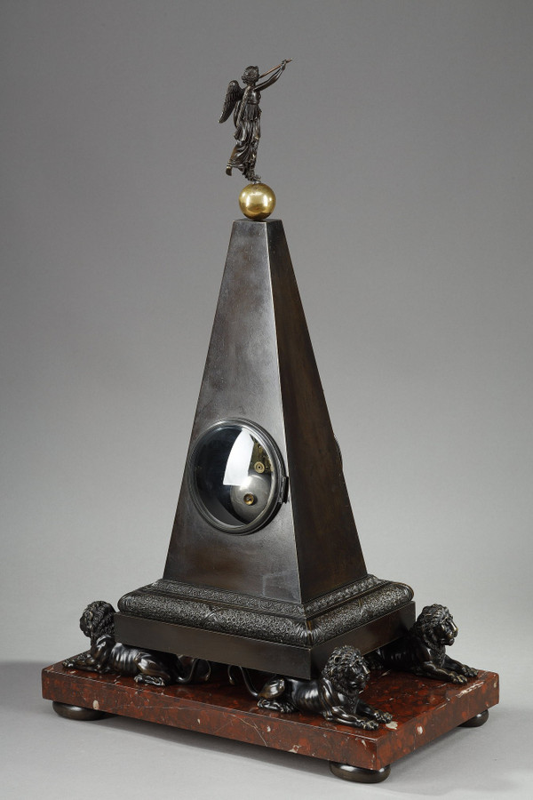 Obelisk-Pendeluhr aus patinierter und vergoldeter Bronze, Charles X