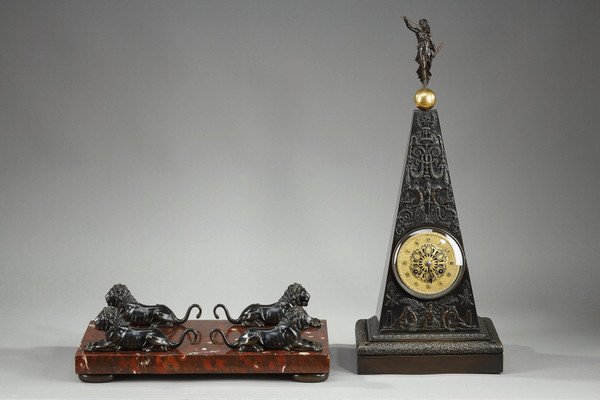 Obelisk-Pendeluhr aus patinierter und vergoldeter Bronze, Charles X