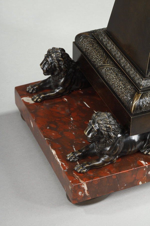 Obelisk-Pendeluhr aus patinierter und vergoldeter Bronze, Charles X