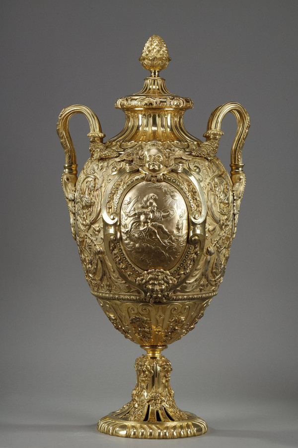 Exceptionnel Vase couvert de forme ovoïde en bronze doré 