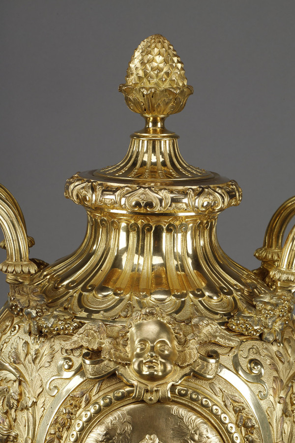 Exceptionnel Vase couvert de forme ovoïde en bronze doré 