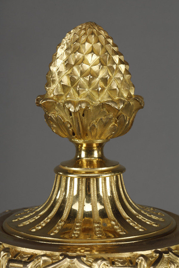 Exceptionnel Vase couvert de forme ovoïde en bronze doré 