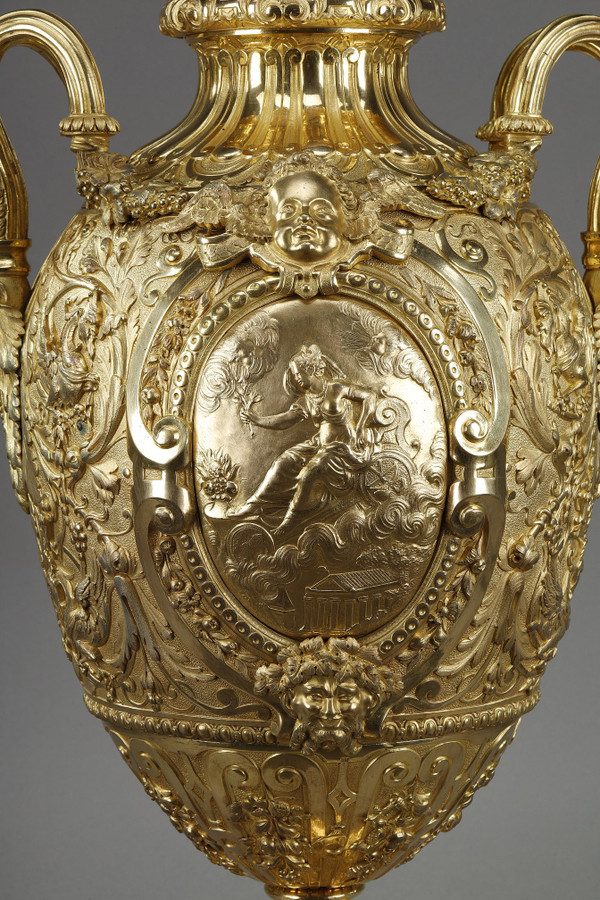 Exceptionnel Vase couvert de forme ovoïde en bronze doré 