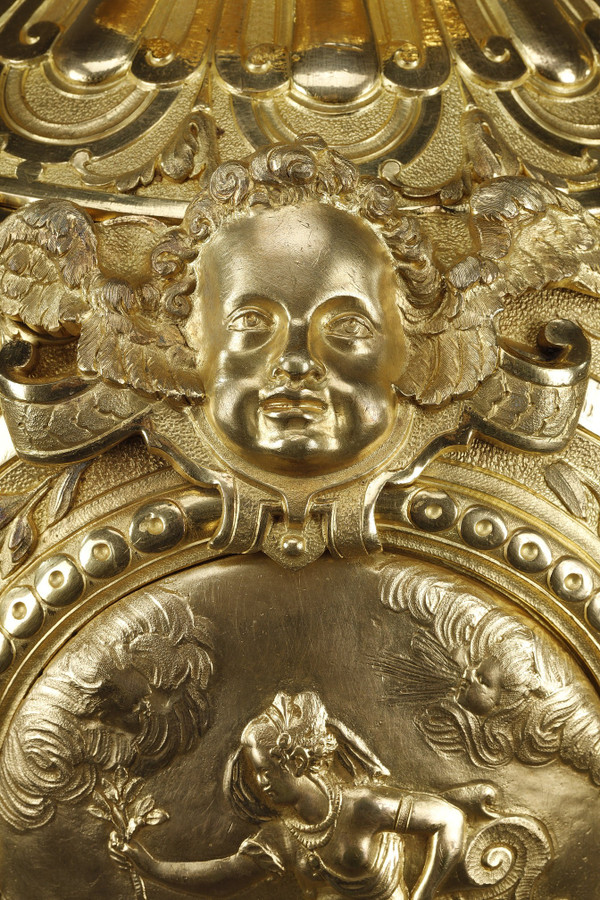 Exceptionnel Vase couvert de forme ovoïde en bronze doré 