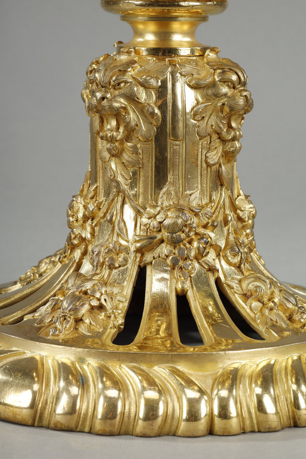 Exceptionnel Vase couvert de forme ovoïde en bronze doré 