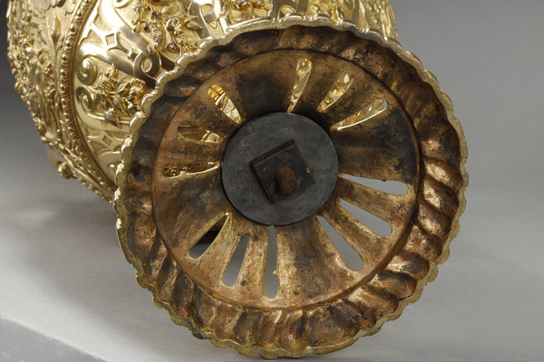 Exceptionnel Vase couvert de forme ovoïde en bronze doré 