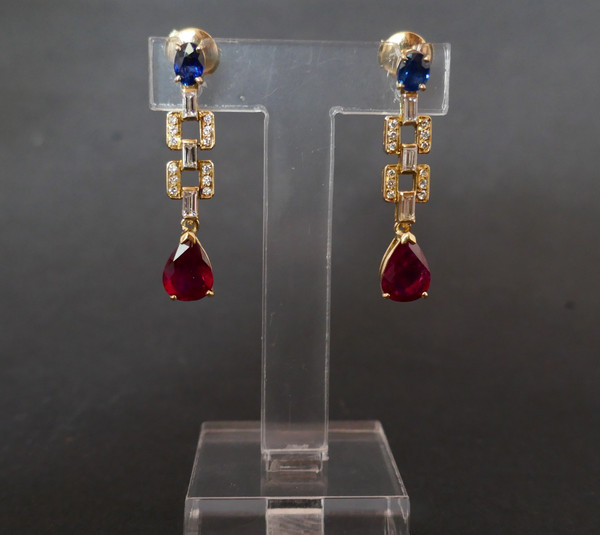 Paire De Boucles d'Oreille Saphirs, Diamants Et Rubis, Or 18 Carats.