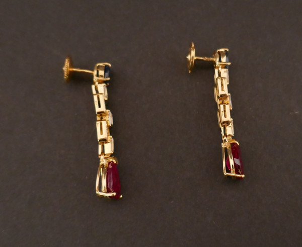 Paire De Boucles d'Oreille Saphirs, Diamants Et Rubis, Or 18 Carats.