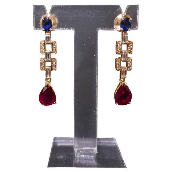 Paire De Boucles d'Oreille Saphirs, Diamants Et Rubis, Or 18 Carats.