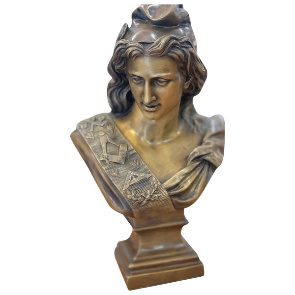 Marianne with Masonic attributes.