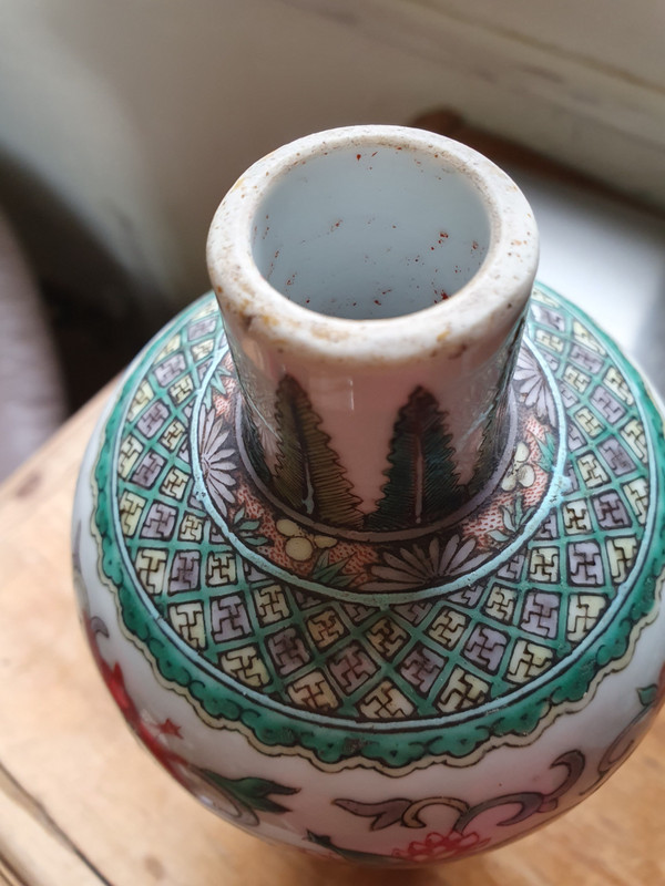 Seltene, chinesische Porzellan-Vase im Famille-Verte-Stil mit Phönix und Blumen im archaischen Stil, wahrscheinlich 19. Jh.