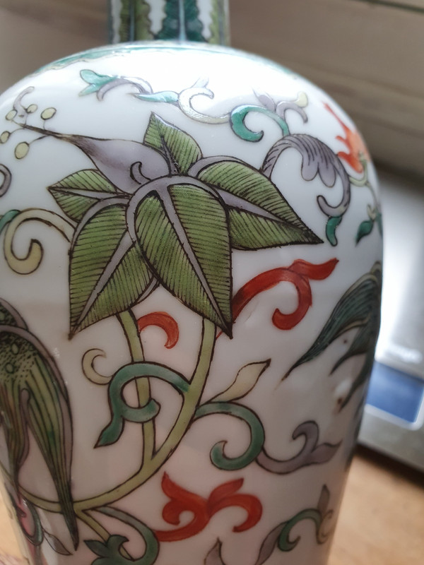 Seltene, chinesische Porzellan-Vase im Famille-Verte-Stil mit Phönix und Blumen im archaischen Stil, wahrscheinlich 19. Jh.