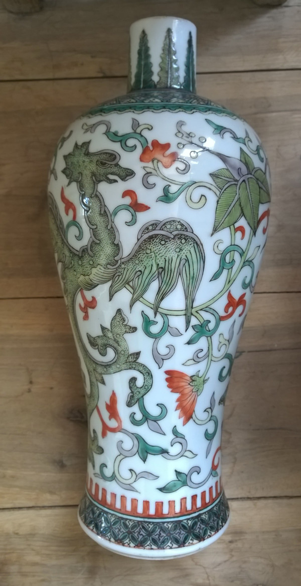 Seltene, chinesische Porzellan-Vase im Famille-Verte-Stil mit Phönix und Blumen im archaischen Stil, wahrscheinlich 19. Jh.