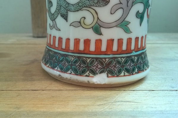 Seltene, chinesische Porzellan-Vase im Famille-Verte-Stil mit Phönix und Blumen im archaischen Stil, wahrscheinlich 19. Jh.