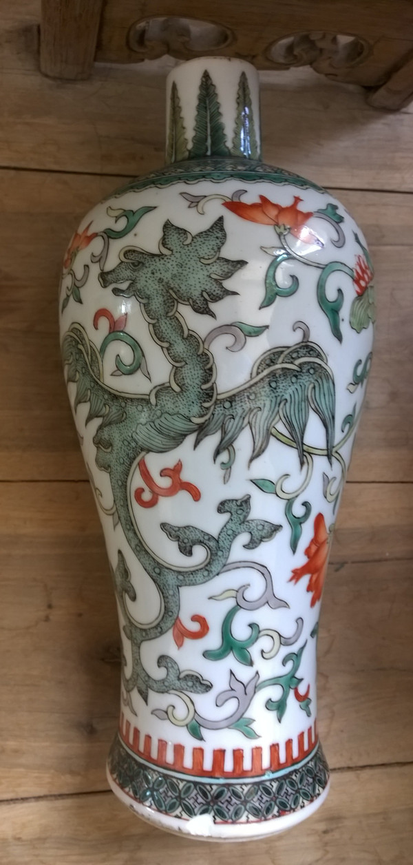 Seltene, chinesische Porzellan-Vase im Famille-Verte-Stil mit Phönix und Blumen im archaischen Stil, wahrscheinlich 19. Jh.