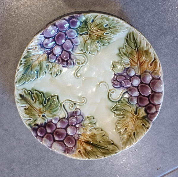 Service de 12 assiettes anciennes en faïence en barbotine raisins et vigne