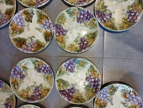 Service de 12 assiettes anciennes en faïence en barbotine raisins et vigne