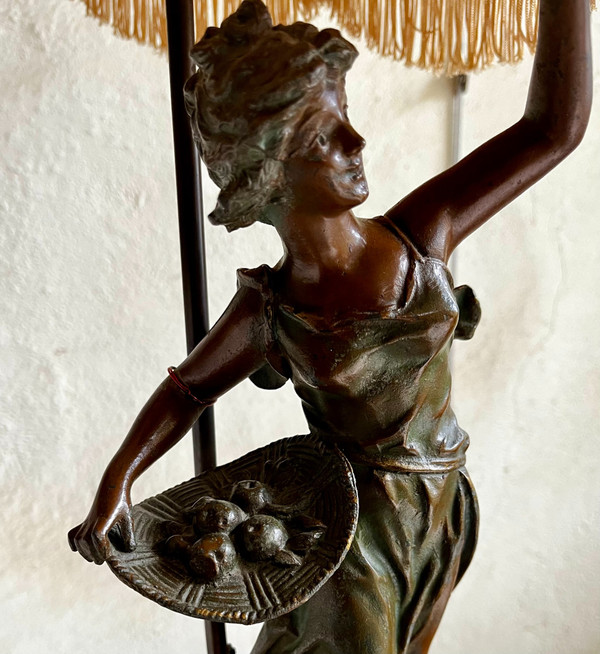 "La jeune fille aux fruits" regolo firmato TREMO (Georges OMERTH) inizio XX secolo.