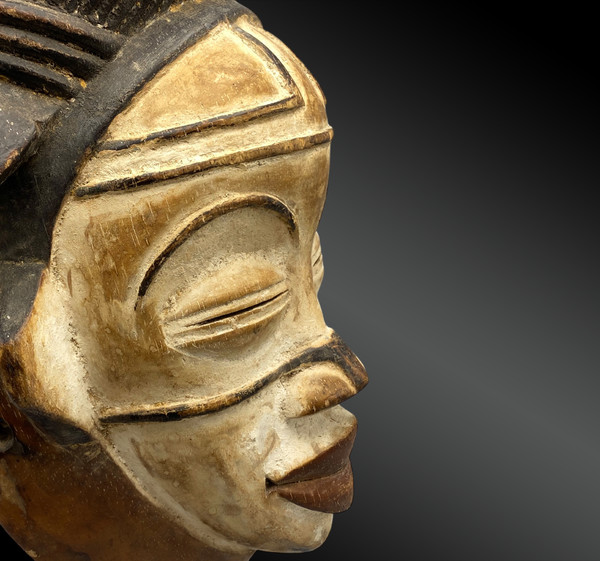 Masque anthropomorphe Okuyi Culture Punu, Sud du Gabon