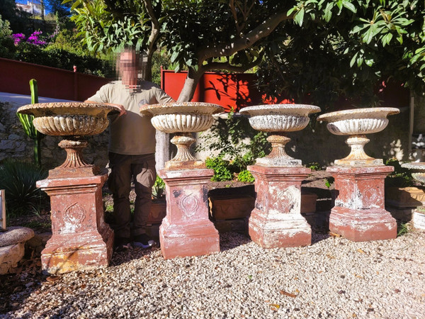 Suite De 4 grands Vases De Jardin En Fonte Sur Socle En Terre-cuite, XIXème Siècle