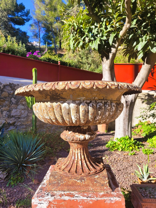 Suite De 4 grands Vases De Jardin En Fonte Sur Socle En Terre-cuite, XIXème Siècle