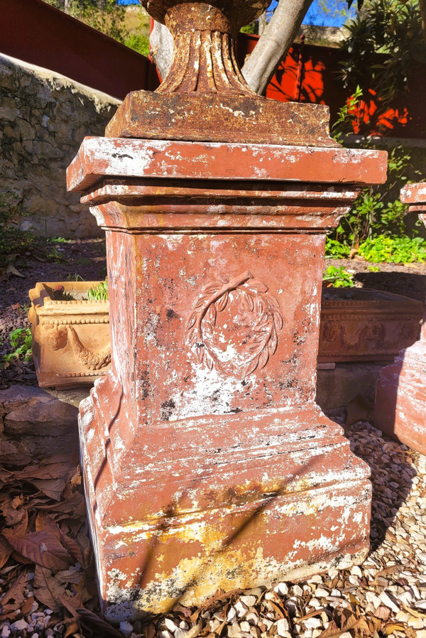 Suite De 4 grands Vases De Jardin En Fonte Sur Socle En Terre-cuite, XIXème Siècle