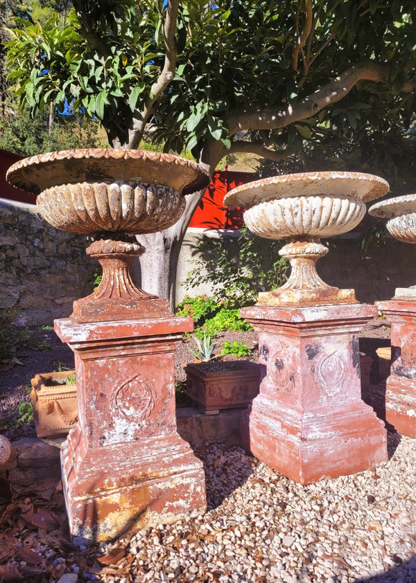 Suite De 4 grands Vases De Jardin En Fonte Sur Socle En Terre-cuite, XIXème Siècle