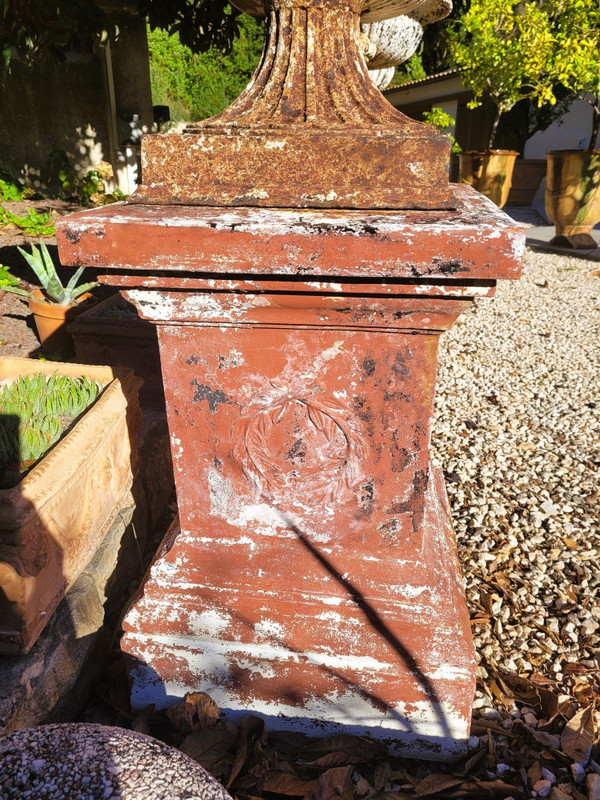 Suite De 4 grands Vases De Jardin En Fonte Sur Socle En Terre-cuite, XIXème Siècle