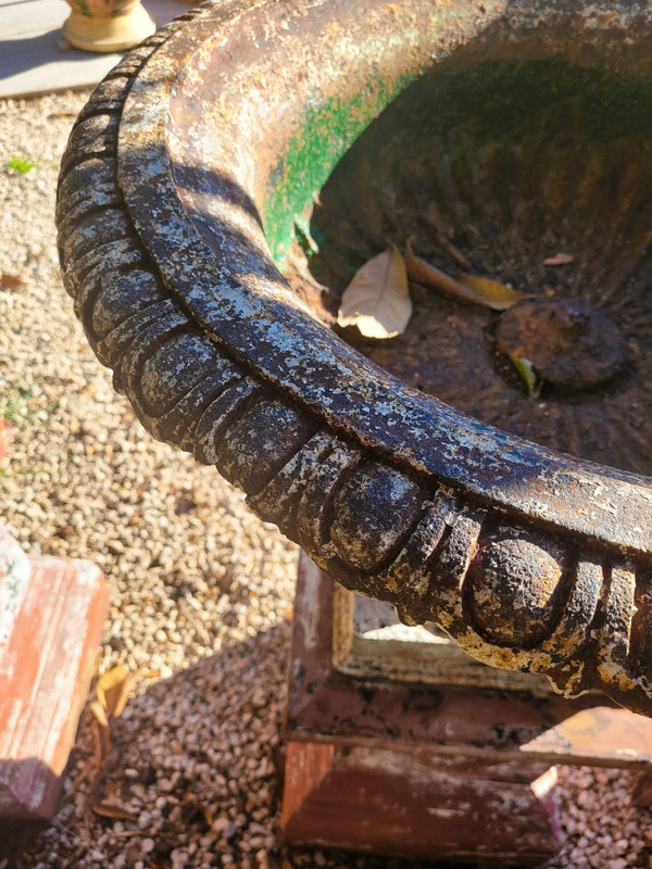Suite De 4 grands Vases De Jardin En Fonte Sur Socle En Terre-cuite, XIXème Siècle