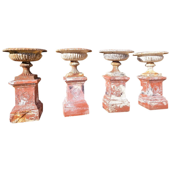 Suite De 4 grands Vases De Jardin En Fonte Sur Socle En Terre-cuite, XIXème Siècle