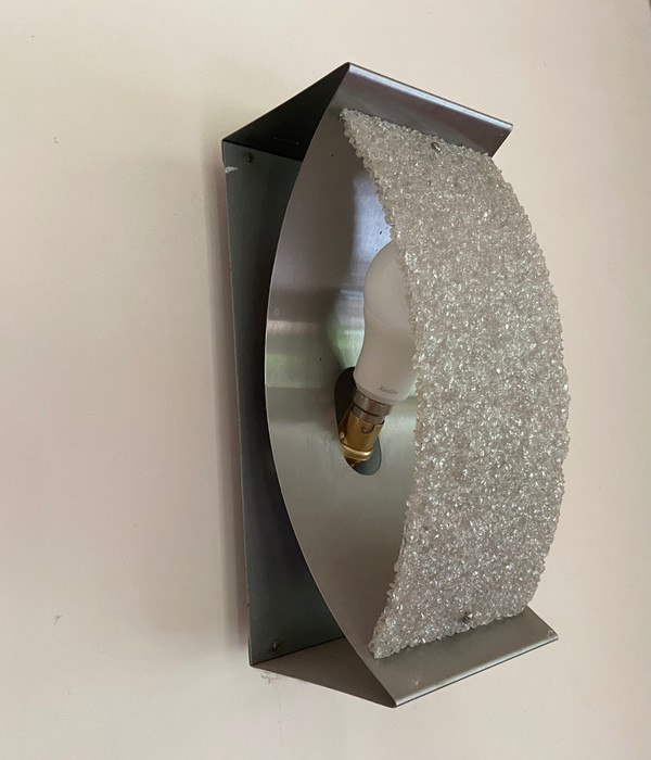 Paar Wandleuchten aus gebürstetem Stahl und Plexiglas, um 1970.