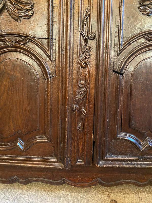 Mobile in rovere intagliato e decorato con foglie e fiori, fine XVIII secolo